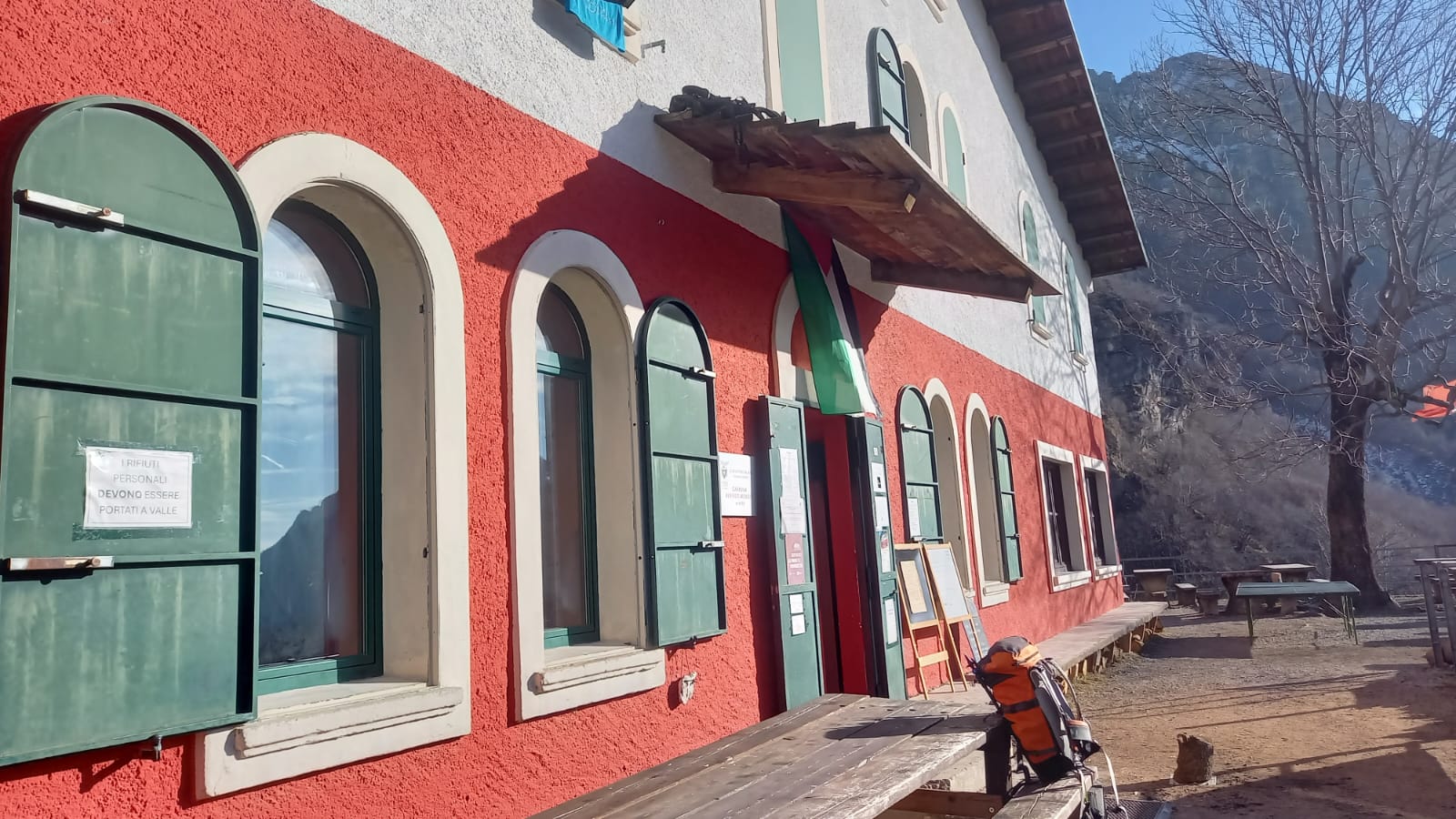 La facciata rossa e bianca del rifugio