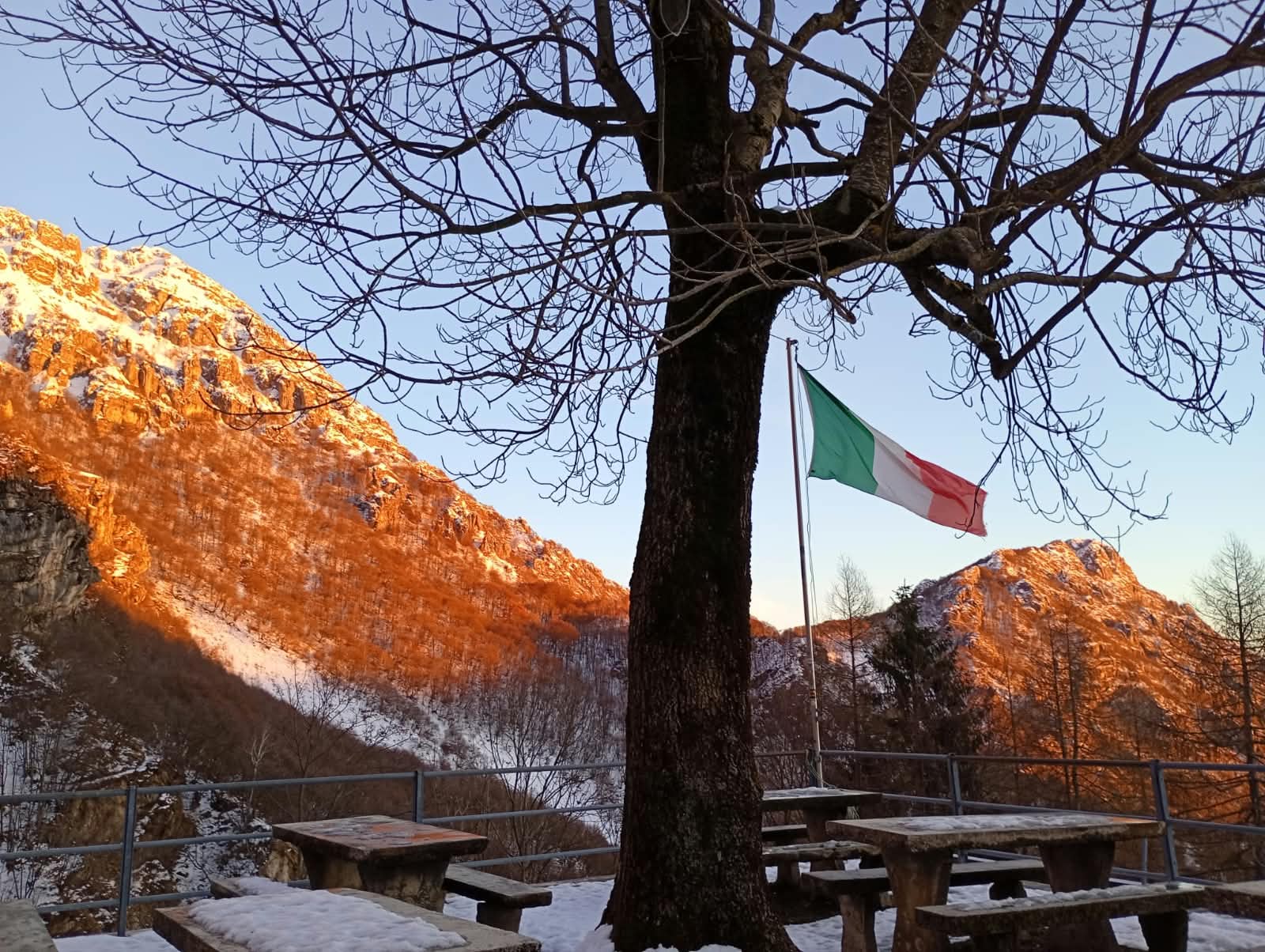 Terrazza innevata con la bandiera italiana