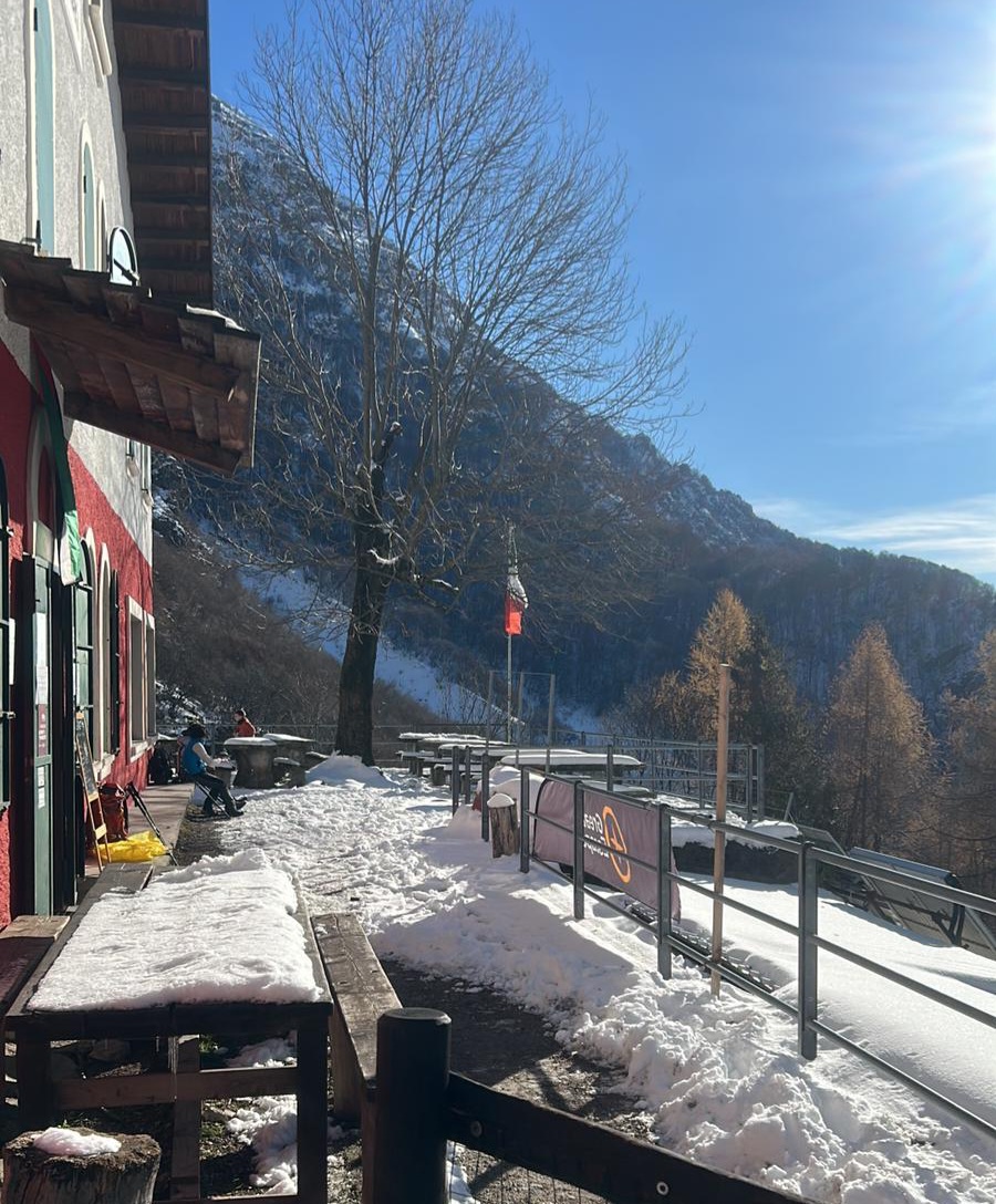 La terrazza innevata del rifugio in inverno