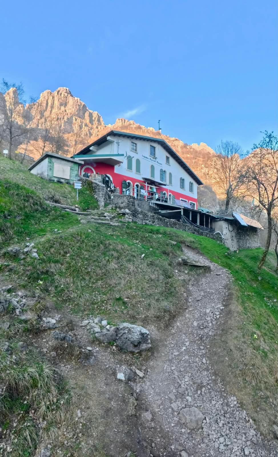 Il rifugio dal sentiero con il Resegone sullo sfondo