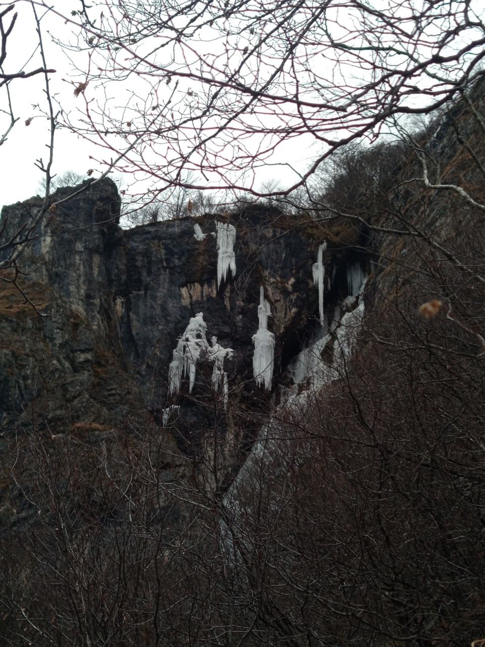 Le cascate ghiacciate d'inverno