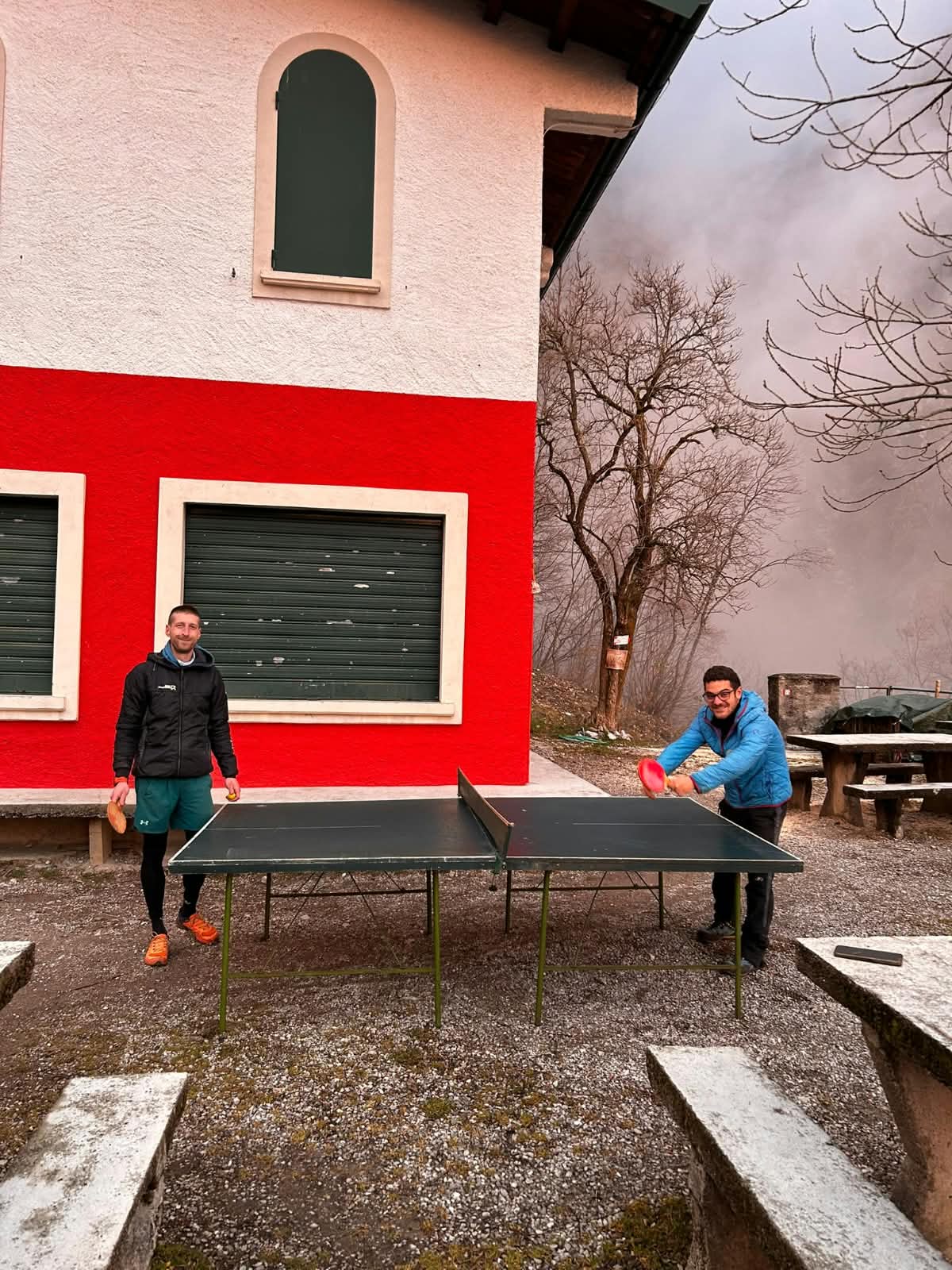 Il ping-pong all'aperto davanti al rifugio
