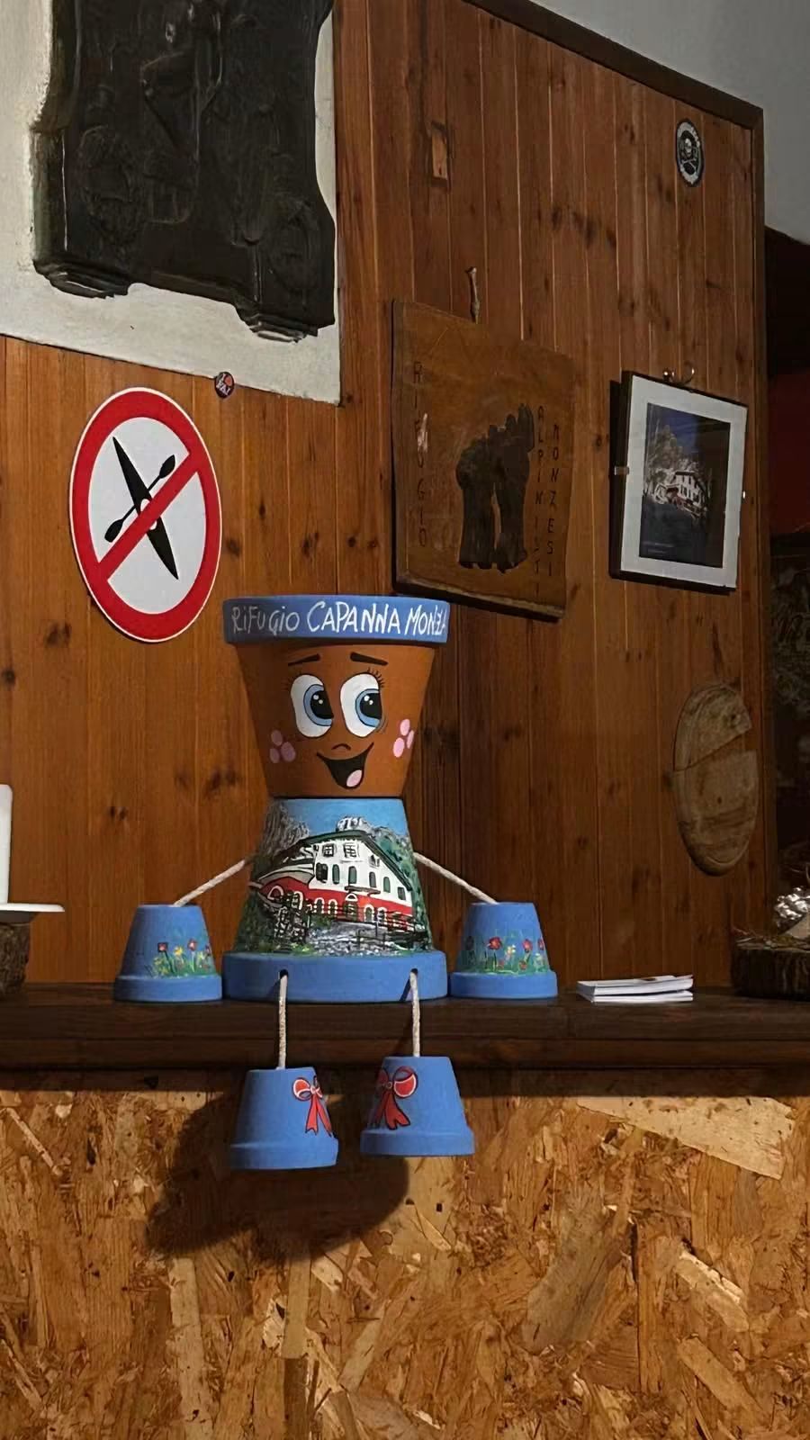 Il coccio solidale di Erve “personalizzato” per il rifugio