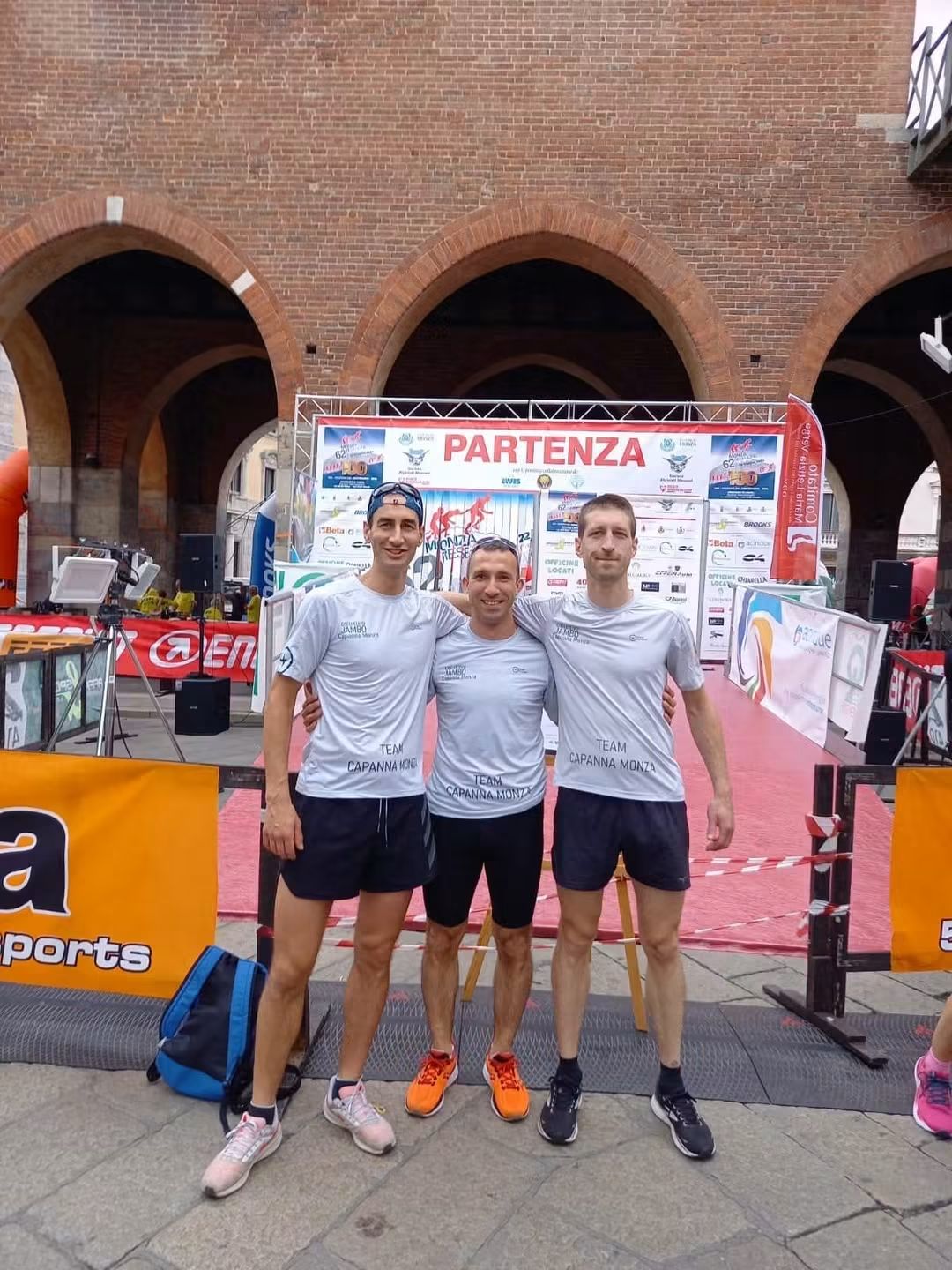 Il team Capanna Monza alla partenza della staffetta Monza - Resegone